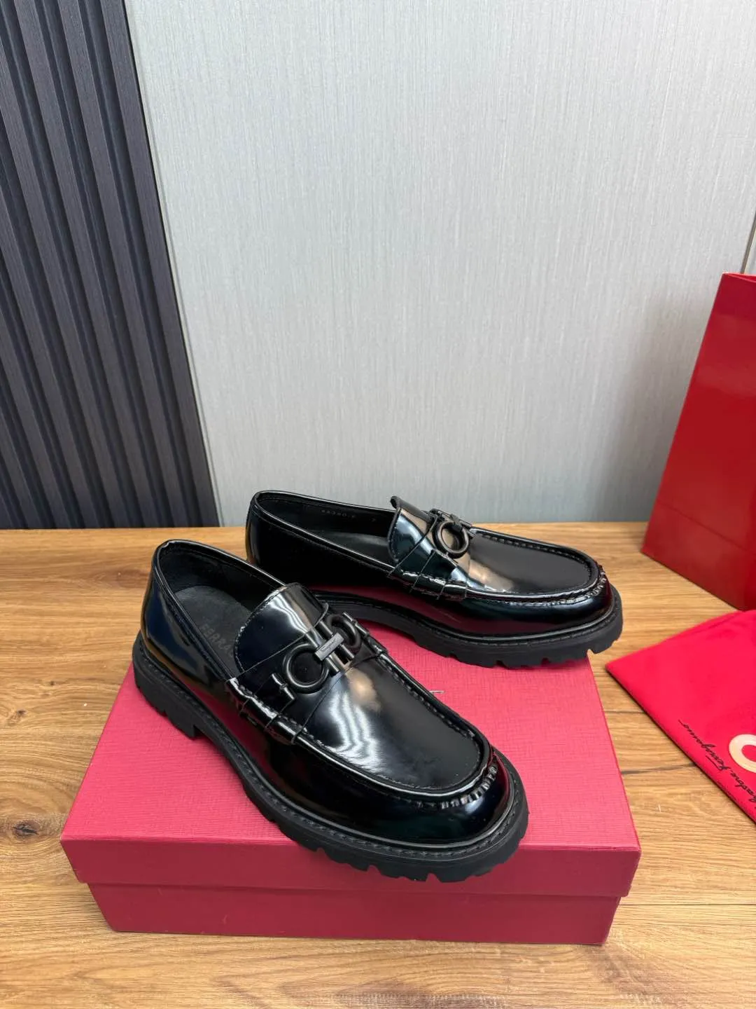 Men's shoes 💰880💰 Ferragamo. [Ferragamo] men's thick-soled loafers, the latest hot style, 1:1 original purchase quality, top quality, imported open-edge beaded cowhide leather on the upper, hand-made three-dimensional stitching highlights the round toe design, the inner foot pads are all imported cowhide, with original lightweight foam outsole, matching code 39-44, (38, 45 custom-made, non-refundable)